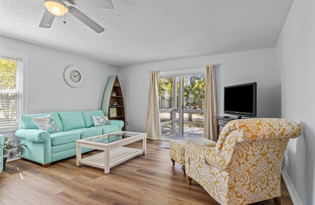 SALEM HARBOR COTTAGE IN MOREHEAD CITY- cozy; clean, canal view & great location!