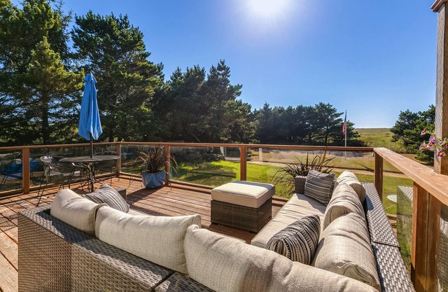 Salt & Pine Retreat- Remodeled beachfront home 10 min from Seaside. Sleeps 8!