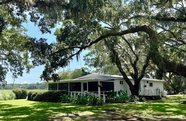 Sams Point Retreat-pet friendly, gorgeous water views!n