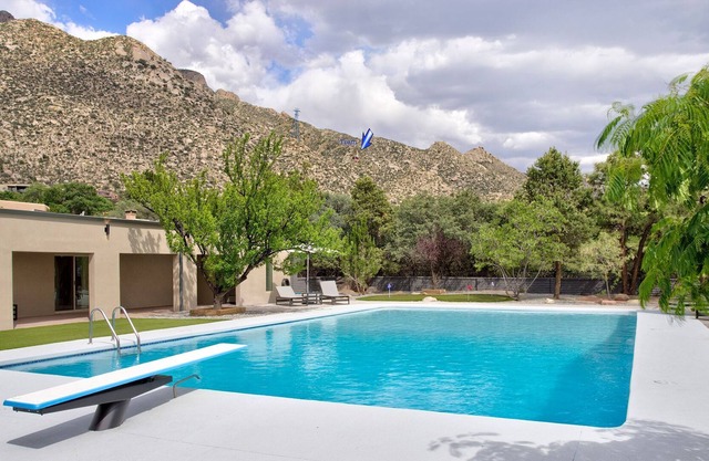 Sandia Foothills Luxury Estate- Swimming Pool/Spa, Putting Green - Amazing Views