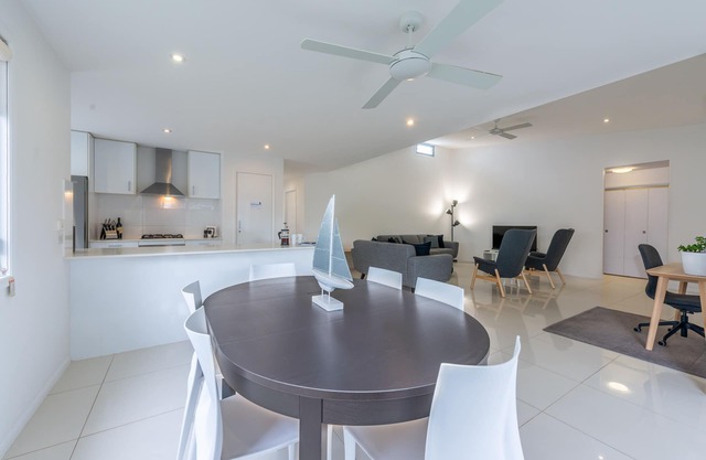 SANDS BEACH HOUSE A - beachside/wifi/dog friendly