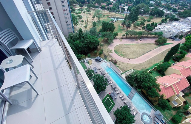 Sandtoncity-apartment-sleeps2-pool-parking