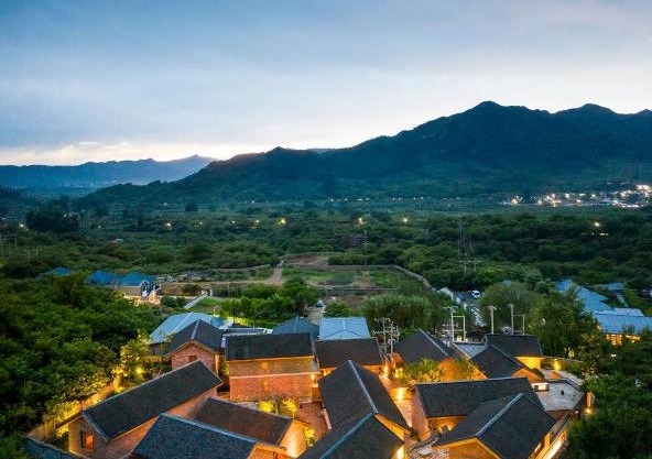 Sansa Village Boutique Hotel at Mutianyu Great Wall Adjoin to Mutianyu Great Wall - Room with the View of Great Wall - Chinese massage experience - Vehicle Shuttle Service - International Catering - SPA& Nail Beauty Facilities