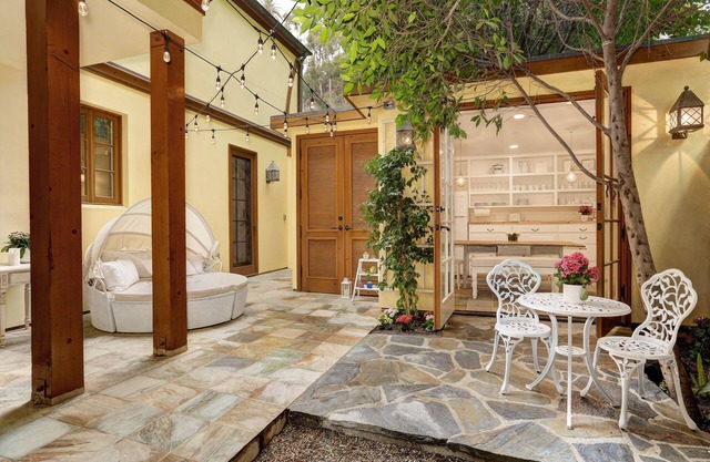 Santa Monica Beach! 2 bedrooms with en-suite bathrooms- 3 minute walk to beach.