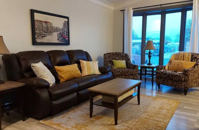 Sara's Place - 3 Bedroom Home with Laundry - Close to downtown!