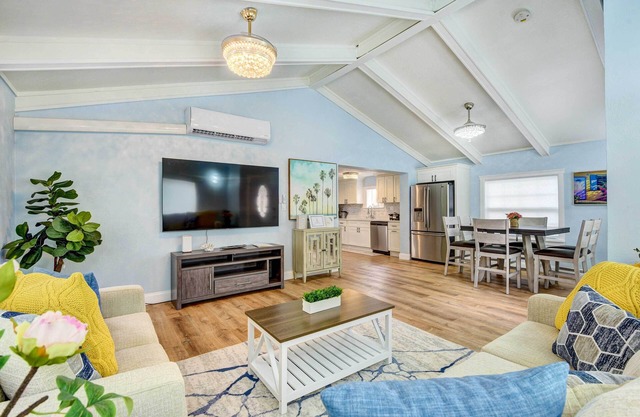 Sarasota Home w/Screened Porch, Walk To Zoo!