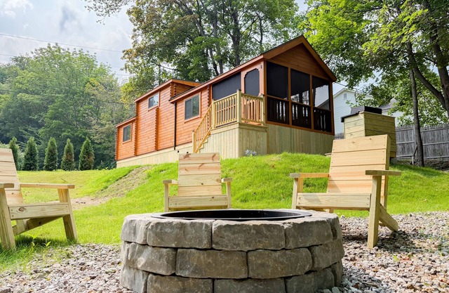 SaunaHaus – Log Cabin + Private Sauna by the Brook