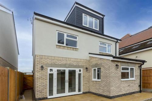SAV Stays 5 Bed Executive Detached House in Leicester