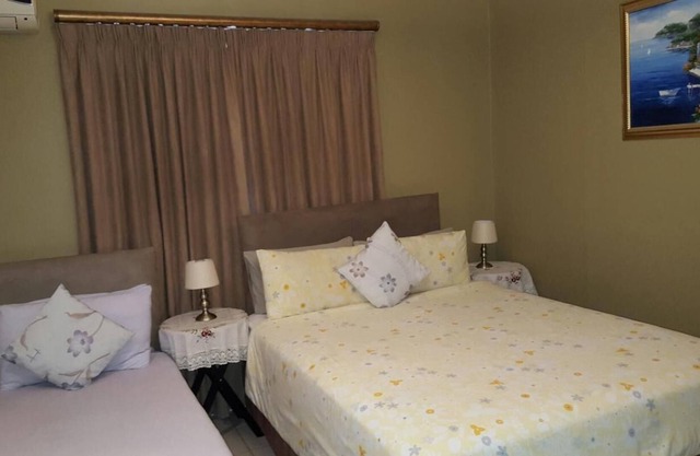 Savoy Lodge with Breakfast included! - nice Budget Triple Room 2
