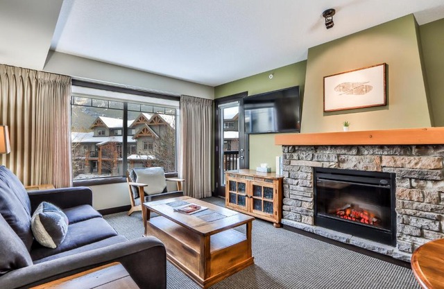 SCENIC 1 Bedroom plus Den, PET FRIENDLY managed by Little Sister Getaways