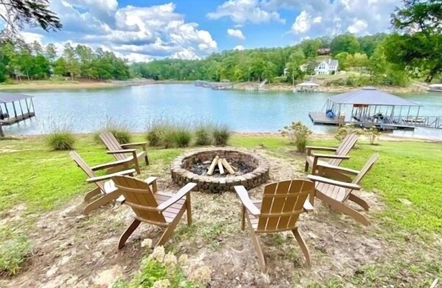 Scenic 4BR Lake House | Kayaks,Dock & Cozy Firepit