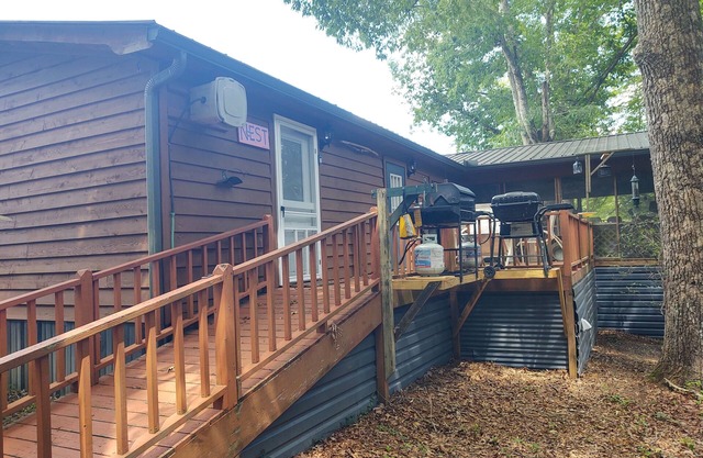Scenic and private and quiet hideaway with EV charger