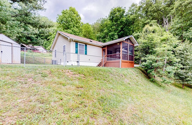 Scenic dog-friendly escape with enclosed yard, fireplace, board games, W/D, & AC