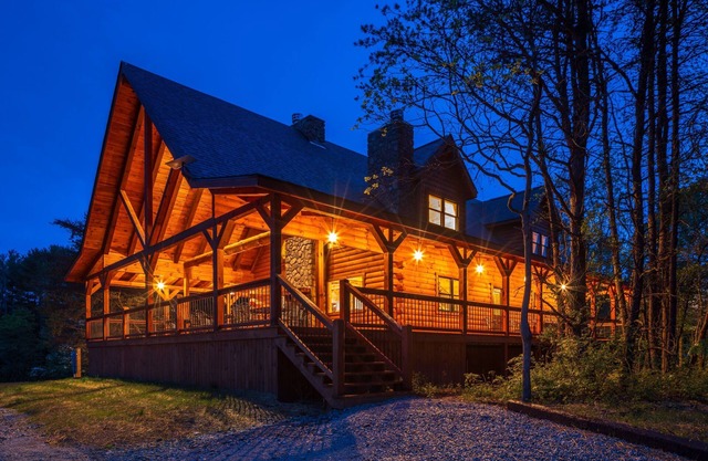 Scenic Ridge Lodge - Sleeps up to 16 - w/Hot Tub