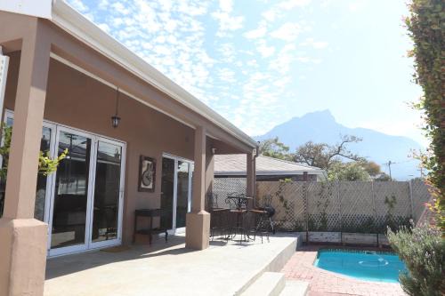 Scenic two bedroom house with splash pool