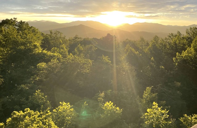 Scenic Western Carolina Mountain Retreat - Spacious 4-bedroom house with WiFi