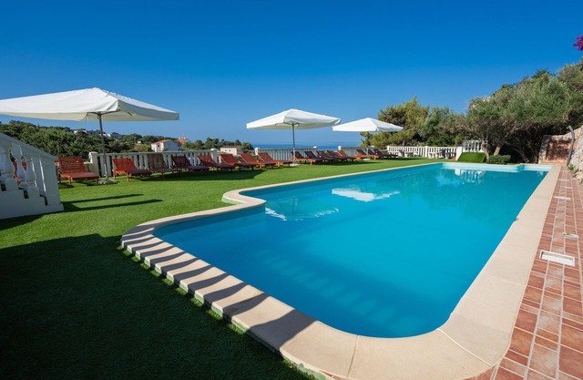 Schöne Wohnung Direkt am Strand mit Pool und Meerblick für 4 Personen