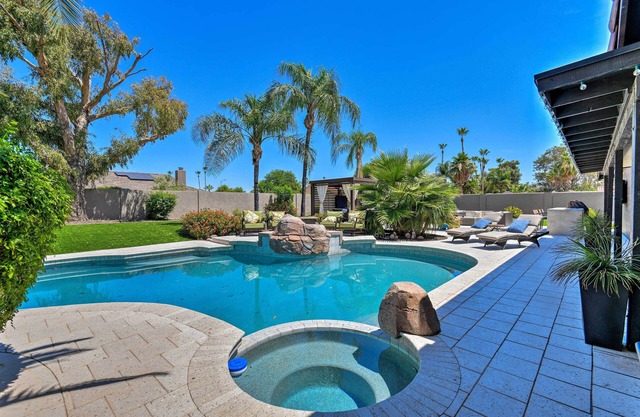 Scottsdale Oasis w/Outdoor Bar & Pool!