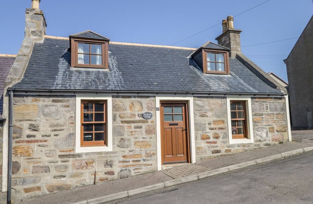 SEA BREEZE COTTAGE, family friendly, with a garden in Cullen