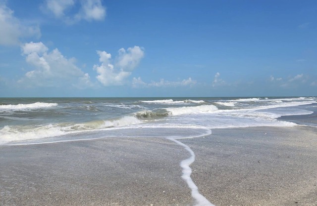 "Sea Cottage" 3 bedroom 2 bath cozy retreat with smart 65in TV