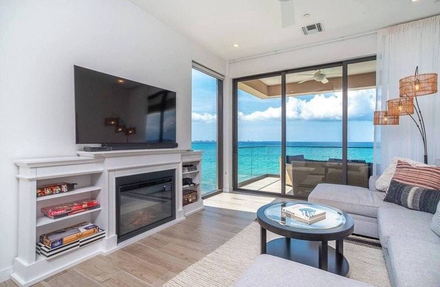 Sea Dreams 3-Contemporary Condo w/panoramic views