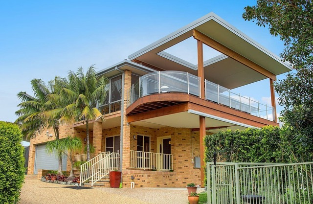 Sea-eagle sanctuary - views, pool, stroll to beach