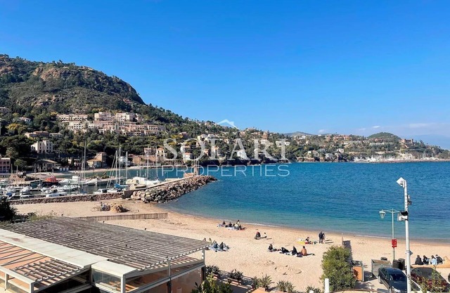 Sea front apartment in Theoule - 4 people