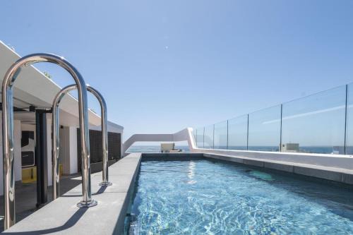 Sea Point Modern 2-Bed with Ocean Mountain Views