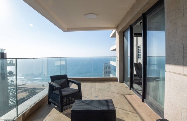 Sea-side 4 BR Apt with Gym