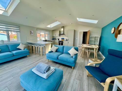 Sea View Apartment 32, Moments from the Beach - Golden Bay Holiday Village