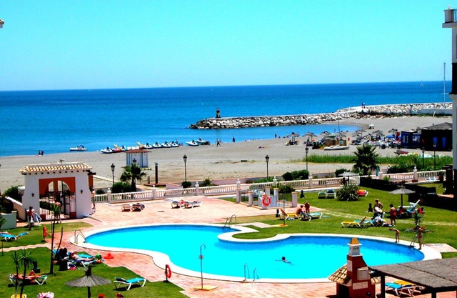 Sea views, feet in the sand apartment in Costa del Sol Duquesa