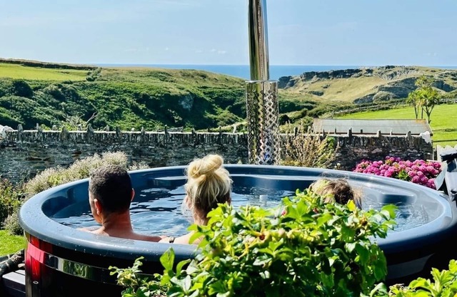 Sea views just yards from restaurants, pubs & shops. Sleeps 16-18, 8 x en-suite.