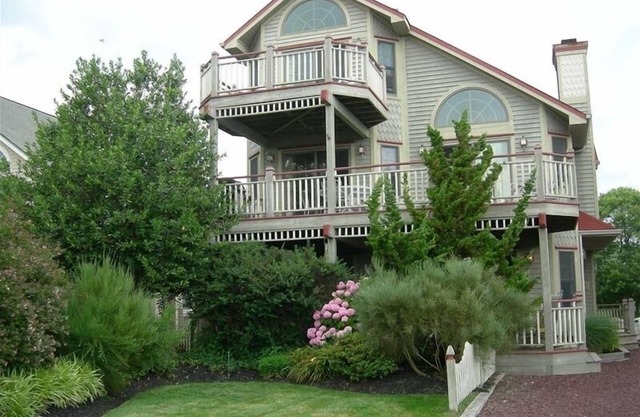'Seabreeze on Sunset '. Peaceful Retreat. Top Level Ocean View. Two En-Suites.