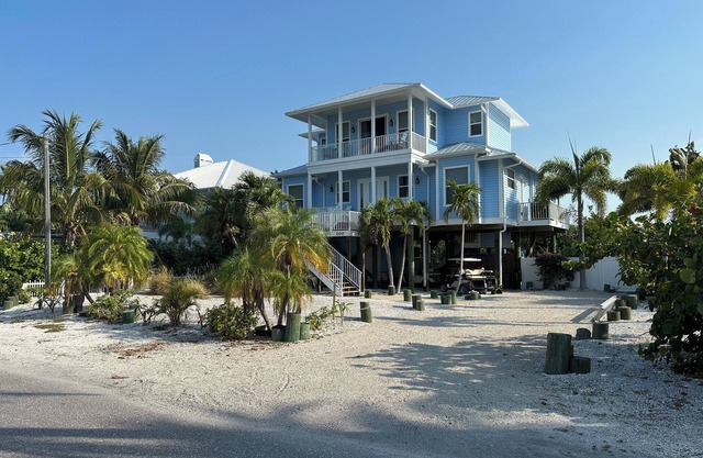 SEACLUSION - Island Paradise Home Close to the Beach with Pool and Boat Dock