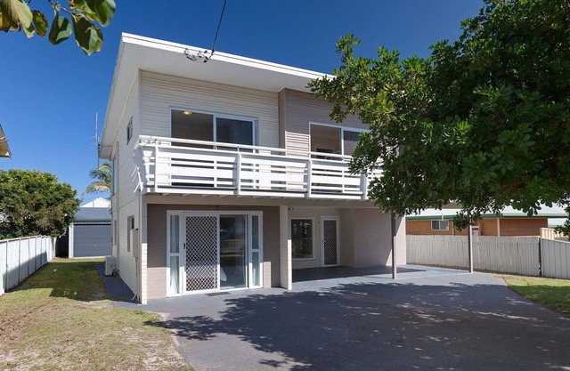 SeaHaven, 2 Richardson Ave - Large home with Aircon, Smart TV, WIFI, Netflix & Boat Parking
