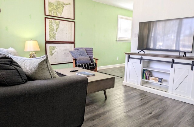 Seahorse Ranch, King bed, Two blocks from Beach
