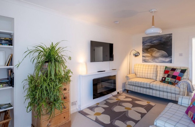 SEAL VIEW, romantic, character holiday cottage in Portgordon