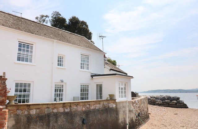 SEARLES, pet friendly, luxury holiday cottage in Lympstone