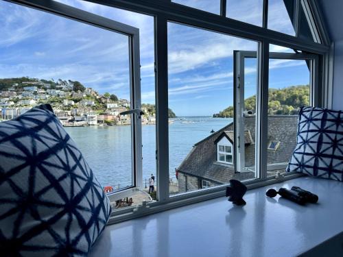 Seascape - Waterfront apartment, glorious views and parking