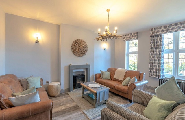 Seaside Breaks - luxurious 3-bed in upmarket Meads village area of Eastbourne