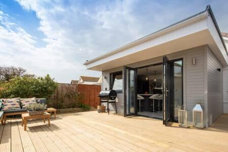 Seaside Bungalow for 6 Close to Village & Beach