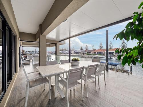 Seaside Canal Home-spacious Family Retreat Jetty
