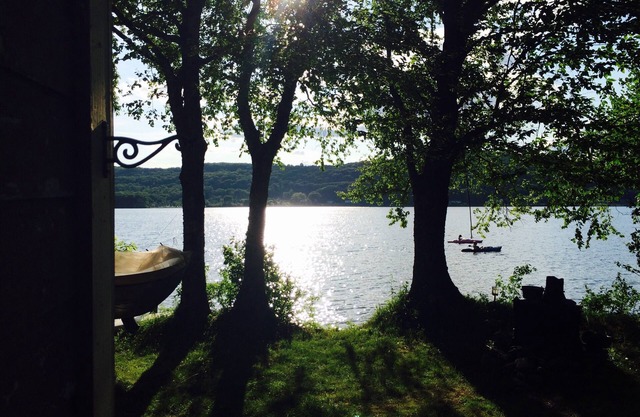 Seasonal conveniently located Family and Pet-friendly Lakefront Cottage.