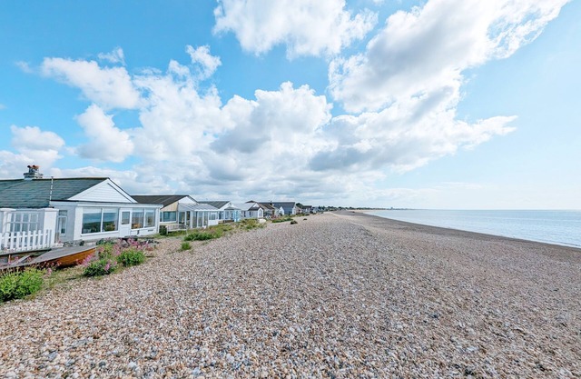 Seaspray - Pagham - a family house that sleeps 7 guests in 4 bedrooms