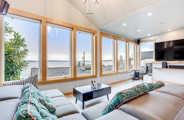 Seattle Sanctuary w/Sweeping Views, Walk to Beach