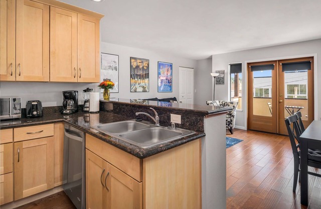 Seattle Vacation Home: Thomas Lodge "New York" - Bright & Comfy 2 Bed/2 Bath