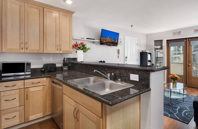 Seattle Vacation Home: Thomas Lodge "Boston" - Bright & Comfy, Large Balcony | Garage