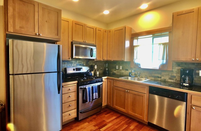 Seattle Vacation Home: The Market - Modern 2 bed craftsman, great location