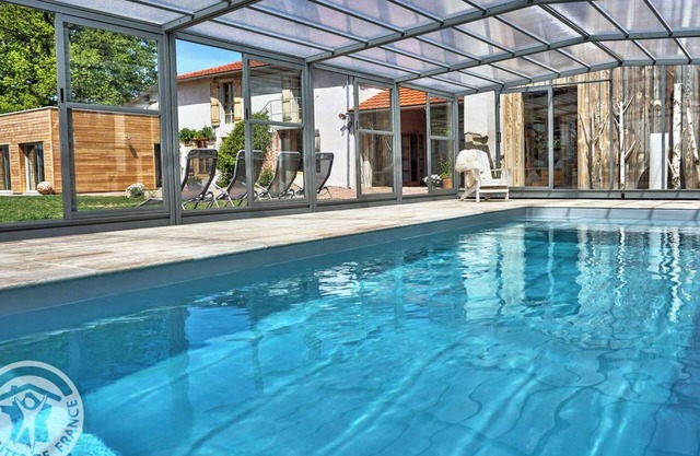 Secluded Retreat: Heated Pool, Spa, Sauna & Fun Activities near Roanne!