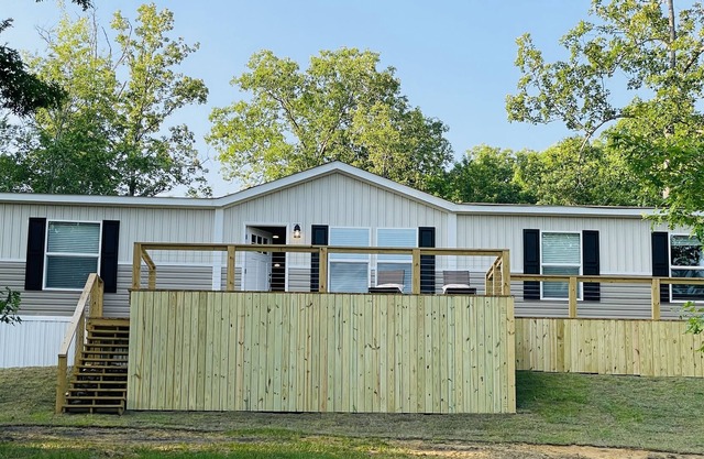 Secluded 3 BR 2BA lakefront home with fire pit and lake views!